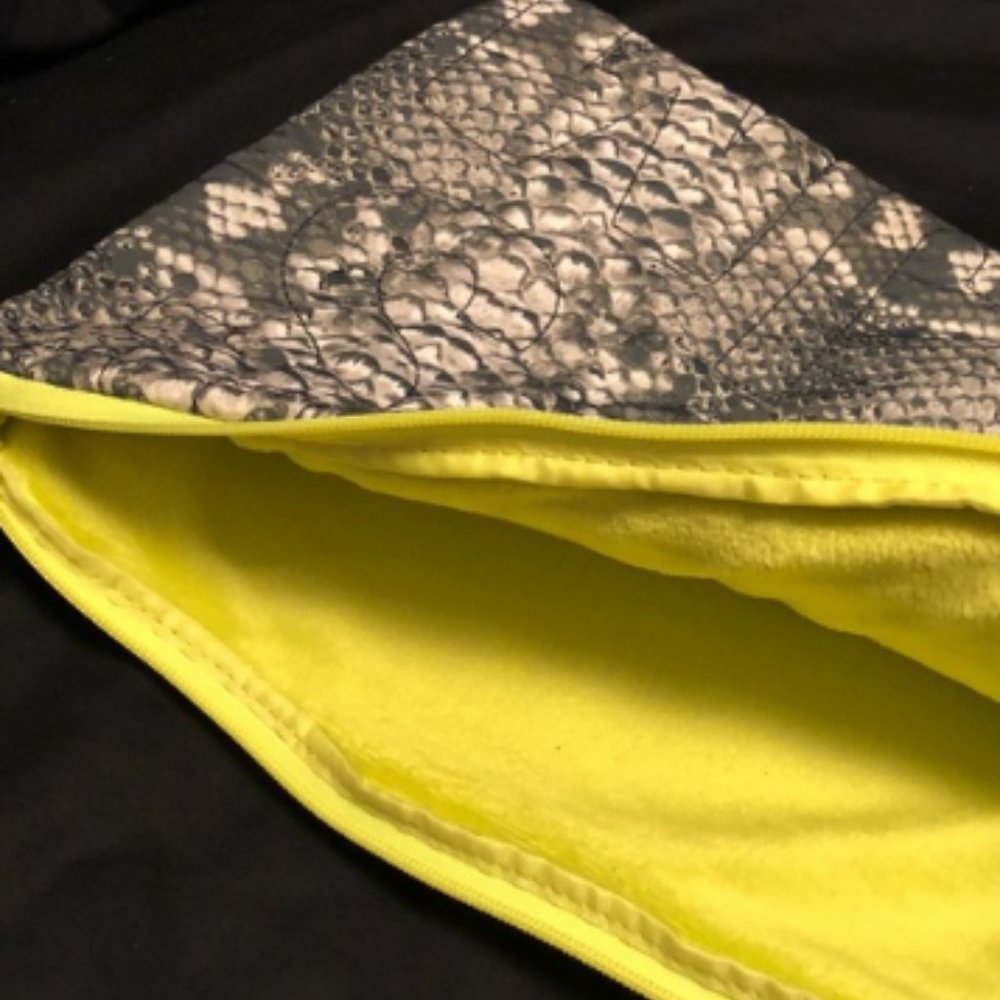 NEW Marc by Marc Jacobs Laptop Case Neon Fleece Lining Snake Skin WORKWEAR - Picture 7 of 11